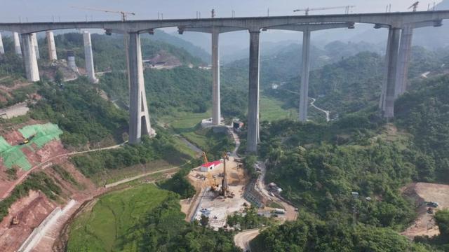 中国高铁为何放着平地不走，而选择建造天价的高架桥？