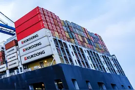 货船上的集装箱堆得那么高，为何不会倒？刮风打浪的时候怎么办？图片