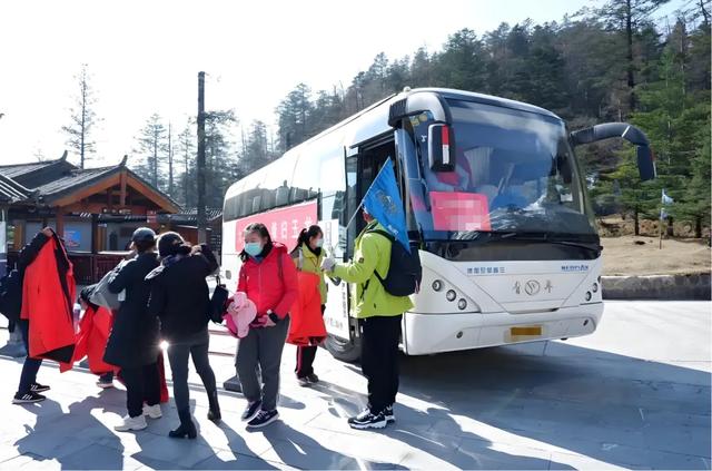 刚从旅游团逃出来,真想骂人