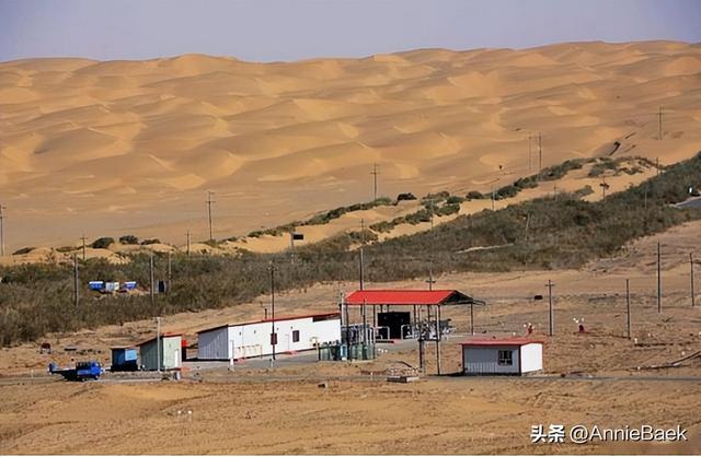 中国最大沙漠中唯一的城市，生活着2万人，周边300公里被黄沙覆盖