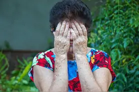 婆婆一句AA制，儿媳将陪嫁房还给娘家，婆家8口人沦落街头图片
