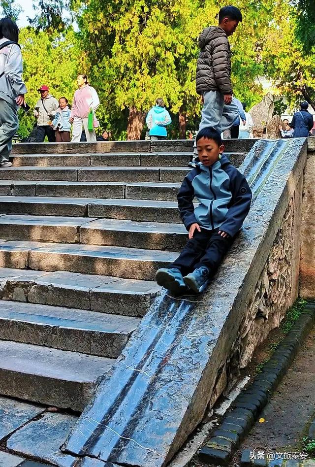 暖到了！身为“高冷古建”的岱庙，背地里在帮大家找回童年？