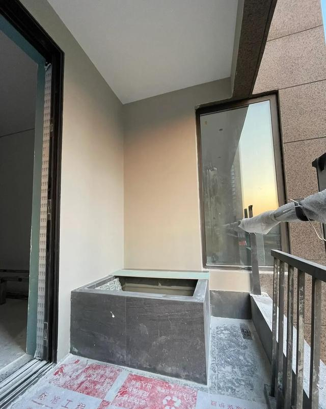 河北一34岁美女，阳台种树，因“太大胆	”而走红，一般人做不到！