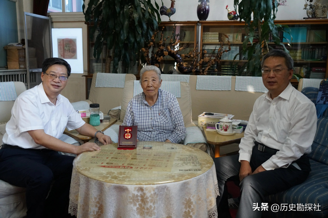 1961年，华国锋一家六口的合影，40岁的他长相周正，妻子端庄贤惠