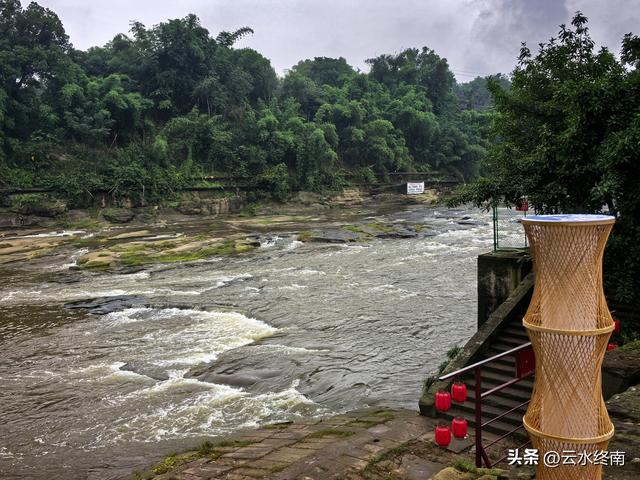 在四川巴盐西运的“盐运第一滩”，我是流着口水逛完这个古镇的