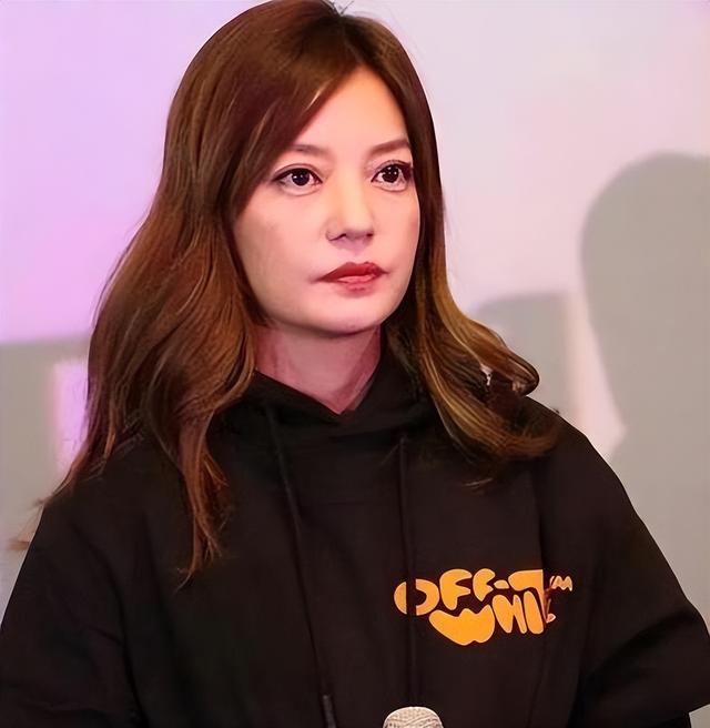 封杀4年，赵薇做梦也没想到，如今56岁哥哥竟成了自己的“救赎”