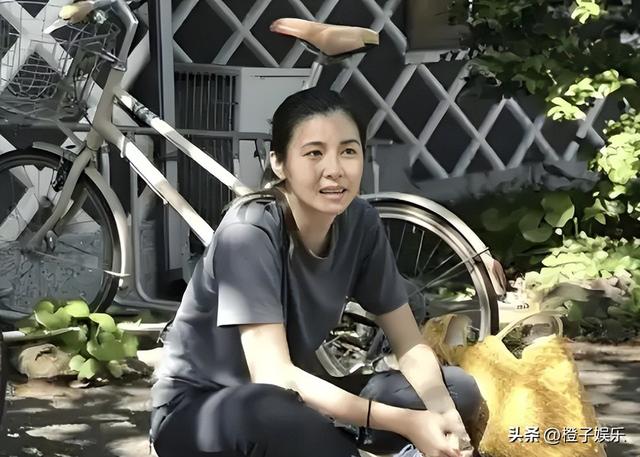 21岁拍三级，30岁被出轨，38岁嫁大佬，如今52岁没孩子也被宠成宝