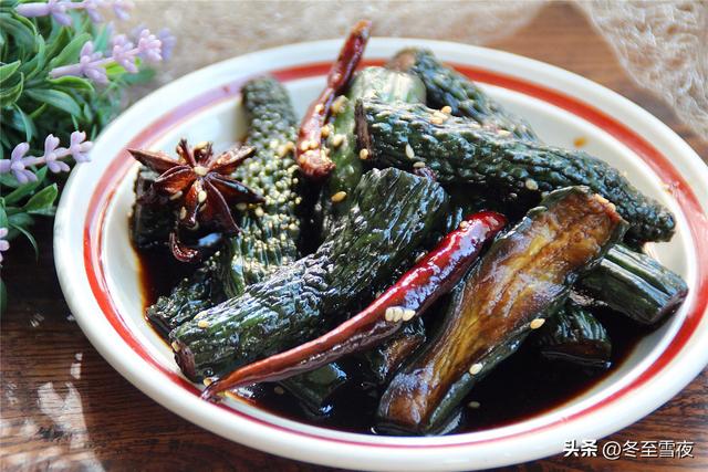 这样腌黄瓜扭咸菜，又脆又绿特下饭，第二天就能吃，半年都不会坏