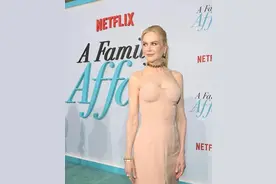 第一眼以为没穿！妮可全裸色礼服话题十足，雪白肌肤才能驾驭图片