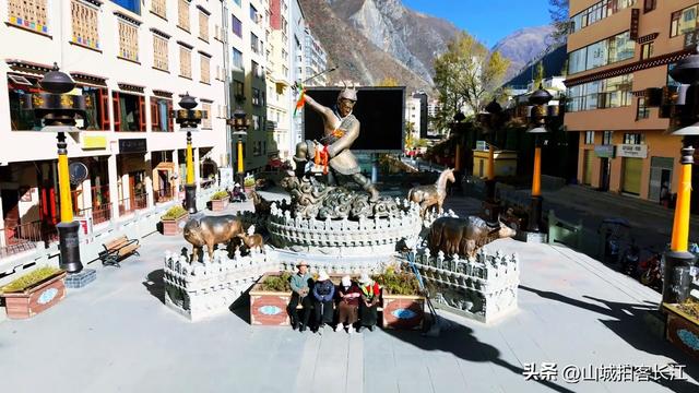 四川偏远的“一线”小城，房子挂在悬崖边，看着就令人心生畏惧！