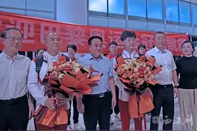 奥运冠军载誉归来！图片