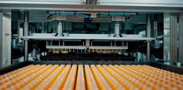 以为长虹凉了？2025年净利润爆增，它早不只是卖彩电的了！