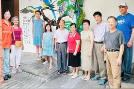 老嗲额！紫藤鹦鹉大墙绘，公寓楼下新风景！图片