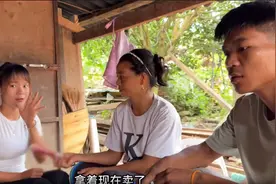 并不穷！小陈帮老挝丈母娘家建房，丈母娘露出“惊人财富”！图片