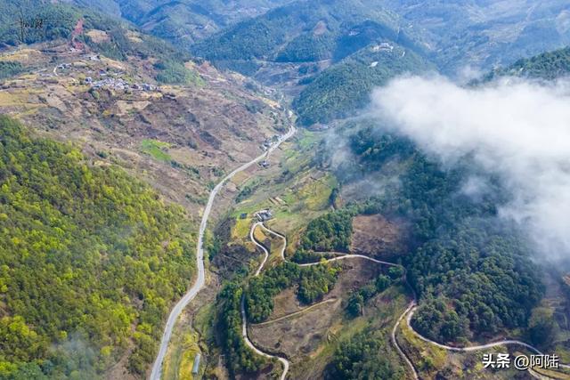 摩旅偶遇大理郊外的山区风光,云雾飘渺梯田春色,这就是永平县啊