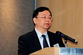 王传福15岁成孤儿，嫂子卖嫁妆供上学，今身价千亿把嫂子宠成公主图片