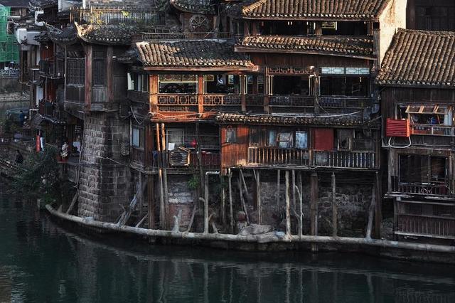 偷闲赴凤凰之游，好友相伴品美食，夜景比传说更动人