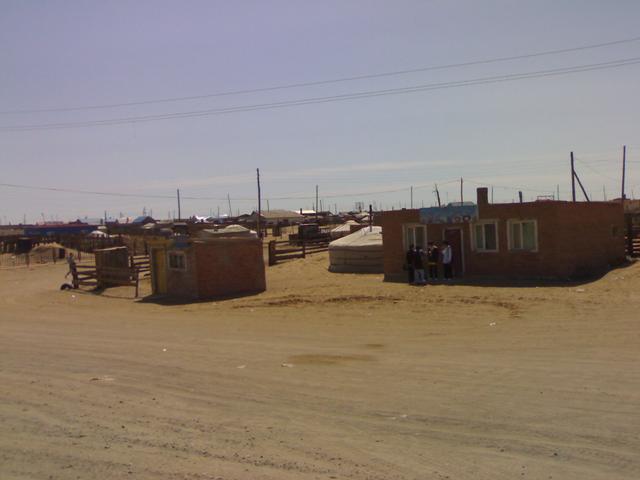 中蒙边境的蒙古国小城，吃中国饭，用中国电，幸福到原地转圈