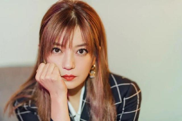 拔出萝卜带出泥！49岁赵薇近况被曝	，原来圈内封杀只是冰山一角