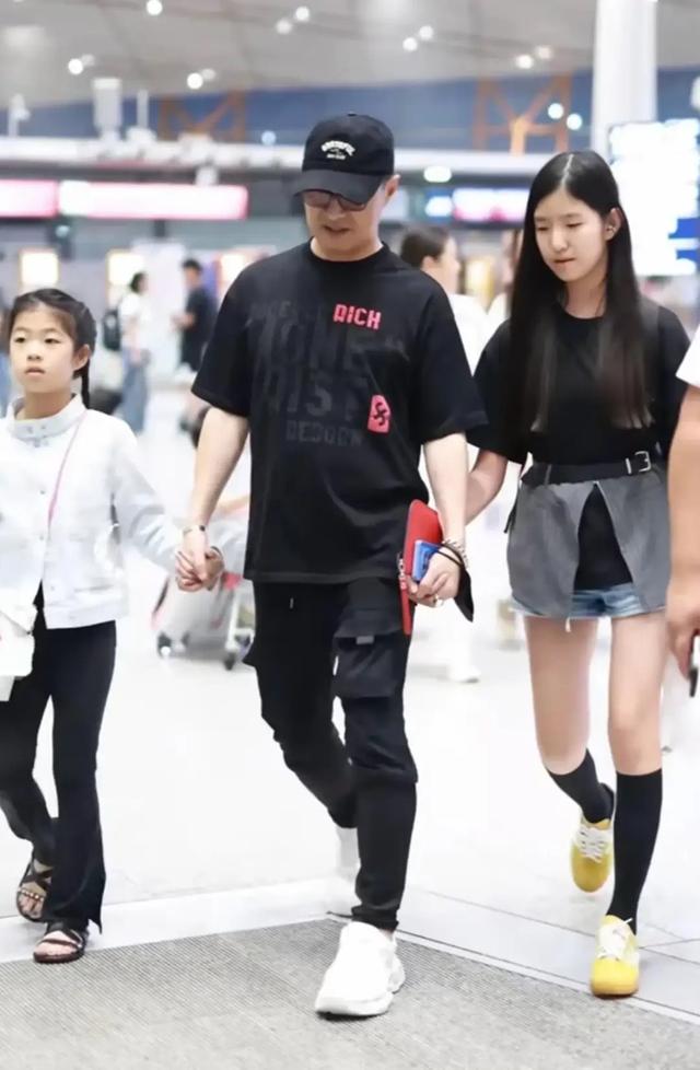 汪峰恋爱脑上头，飞新疆陪森林北吸烟都不下饭桌，女方翻手机查岗