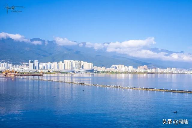 大理虽没下雪,但苍山之巅已是银装素裹,远眺和仰望都挺好看