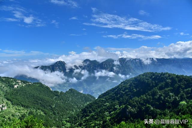 欧亚张家凹的奇峰和云海