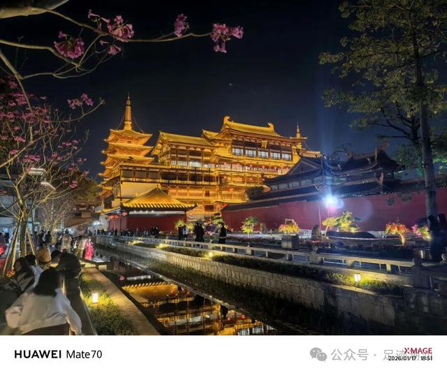 揭阳双峰寺夜景火出圈！鎏金灯光里，梦回大唐盛世