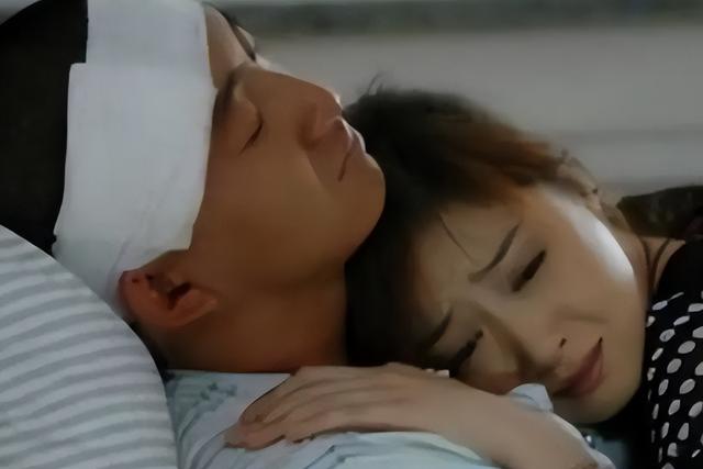 和蒋欣相恋多年，他转身娶了小4岁娇妻，如今妻子和他红透半边天
