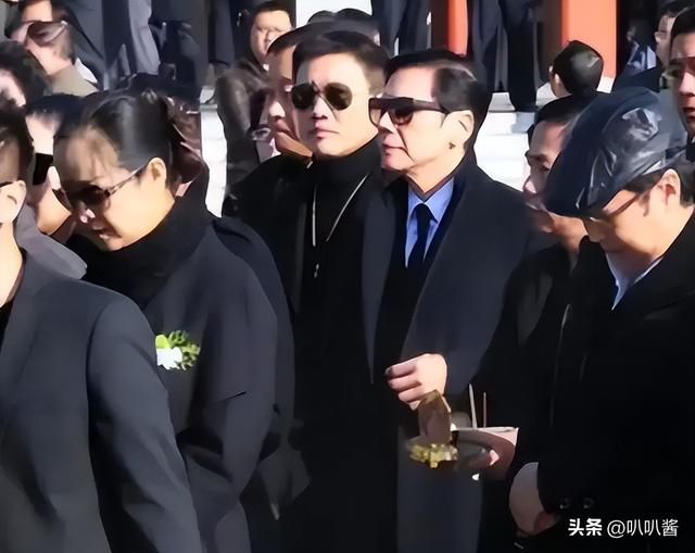 一场追悼会	，戳穿向华强夫妇在香港的真实地位，原来李连杰没说谎