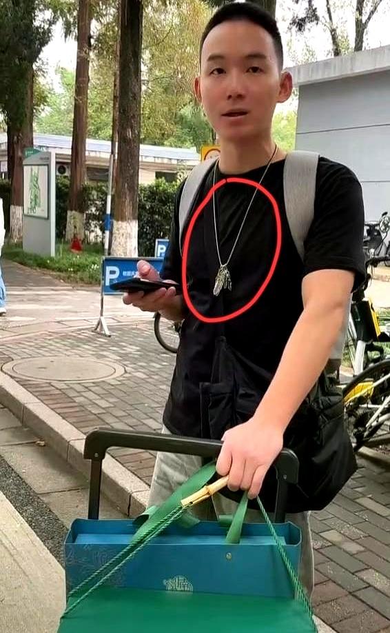 谢浩南昨晚11点已到达深圳，并回复网友几个问题，三人前来接站