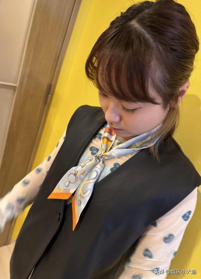 伊藤美诚新穿搭美照，爱心蕾丝衣搭配黑色马甲，系上丝巾好漂亮