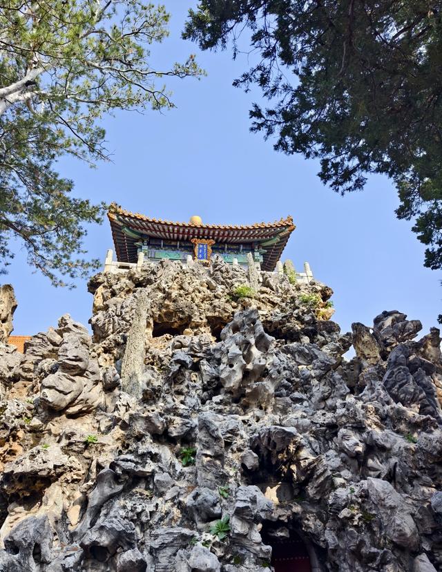 北京旅游第六天，故宫游览不算累，景山俯瞰故宫雾蒙蒙的