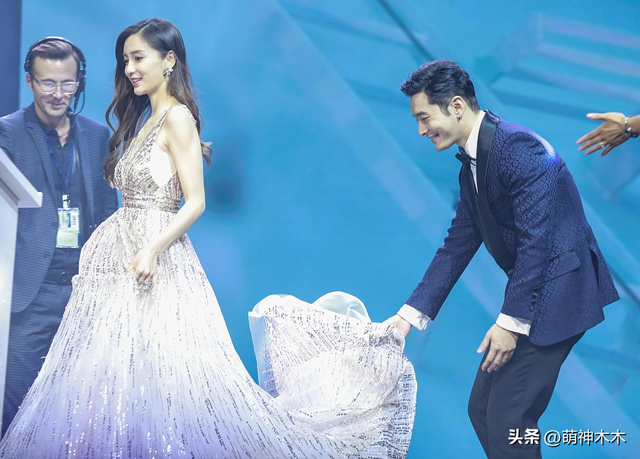 刘强东搀扶章泽天，女方态度冷淡疑似冷战，像极黄晓明给杨颖提裙