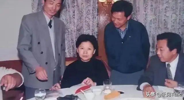 62岁毛阿敏和63岁董文华罕见同框！一个豪门守寡，一个风韵犹存