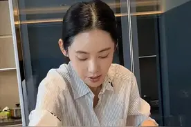 秋瓷炫一家5口同住北京新房，做饭先端给公公婆婆，于晓光享福了图片
