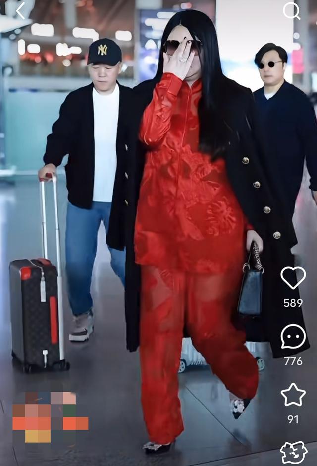 李湘胖成洪晃，穿一身红气场全开，前夫忙前忙后秒变小跟班！