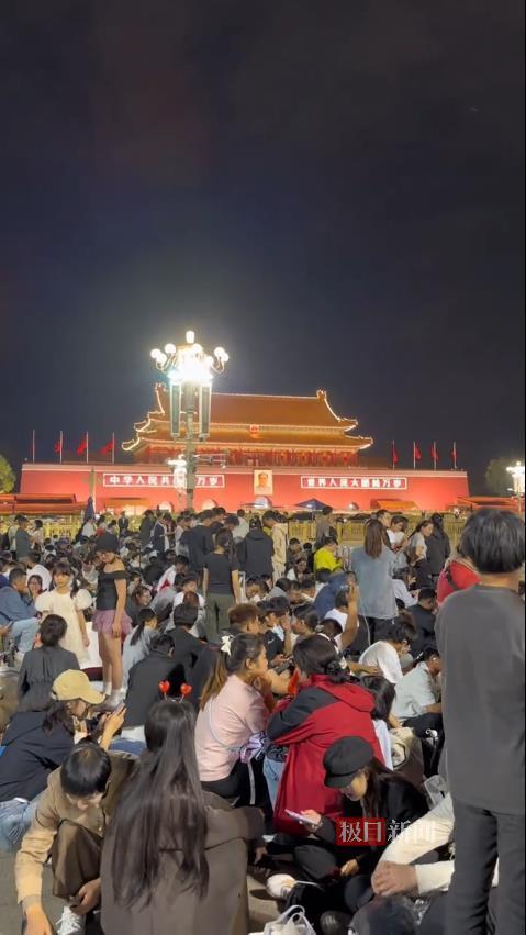 想看天安门国庆升旗仪式的心情有多迫切：安检口提前12小时排长队，开闸后百米冲刺占据最佳位