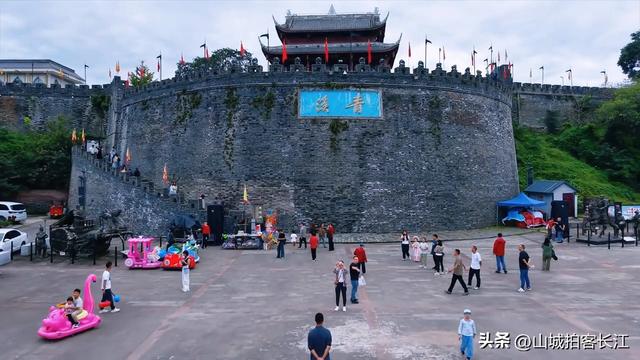 四川交通奇特的县，建双高铁站便利邻县和乡镇，绝色美景有吸引力