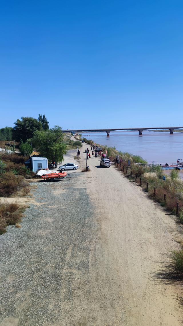 包头天下黄河第一村，靠着黄河边，风景还是不错的