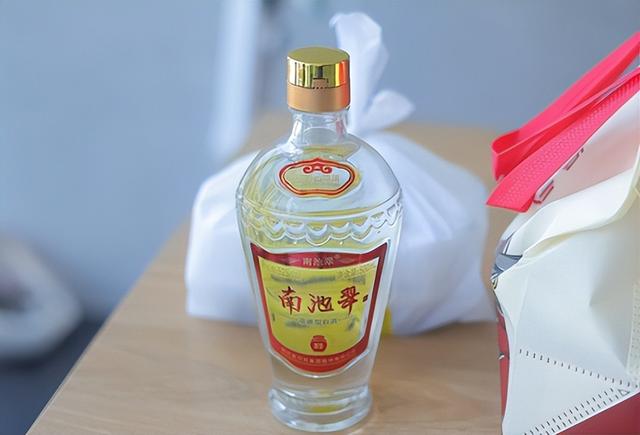 北京4男子到辽宁旅游，途经葫芦岛吃饭喝酒，结账时为何潸然泪下