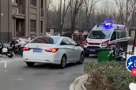 私家车小区内堵救护车后续！老人已死亡，官方通报已出：行政拘留图片