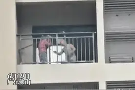 八旬大爷阳台家暴老伴，无助惨叫，妇联介入，网友：被打了一辈子图片