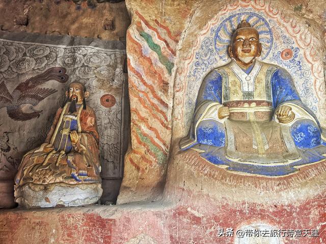 炳灵寺石窟造像跨越千年，石雕泥塑共有，佛道共存