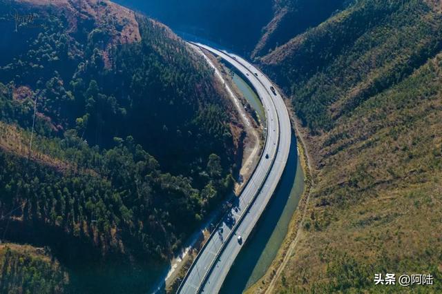 大理洱源县境内的G214国道擅长蛇形走位,堪称经典的天险路段