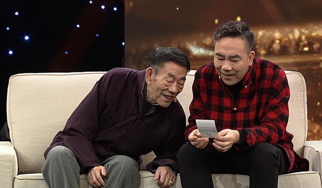 63岁杨议收美女徒弟，女生穿得花枝招展鞠躬敬茶，牵手贴脸引争议