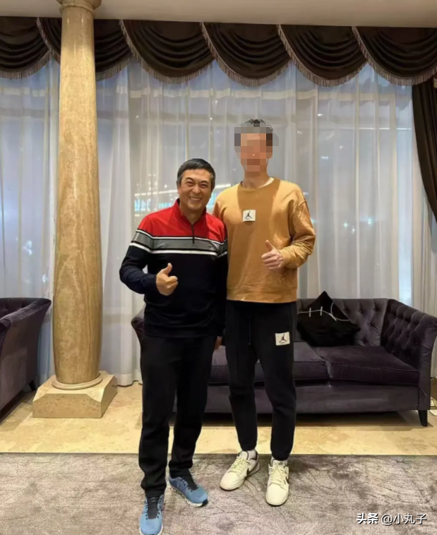 54岁张嘉译双鬓已白，腰已无法站直，瞬间显老许多，岁月不饶人