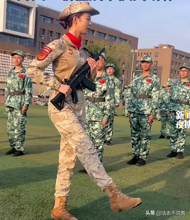 93受阅女兵参加婚礼被骂惨！网友：穿这套衣服去是几个意思？