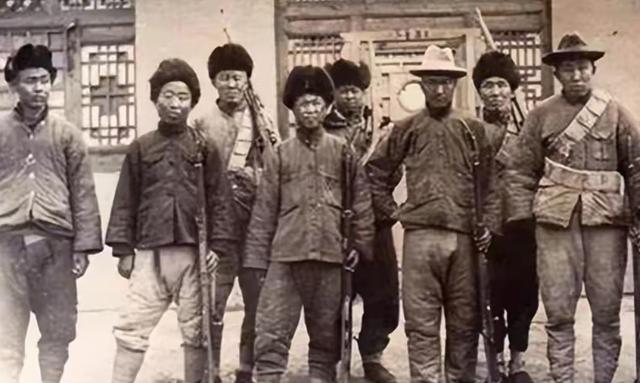 旧时东北绺子里胡子吃什么伙食：平时窝头咸菜，砸窑后当场解大馋