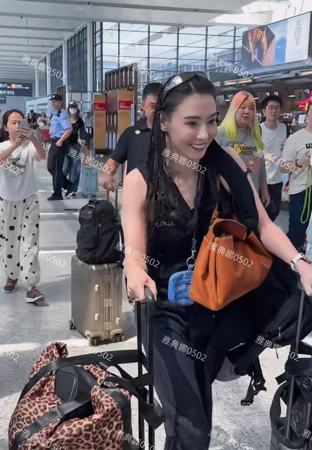 张柏芝现身机场，僵硬的苹果肌假白的烤瓷牙十分抢镜真人并不好看