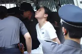 2004年，方晓红被执行注射死刑，在上执行车前，她向狱警深深鞠躬图片